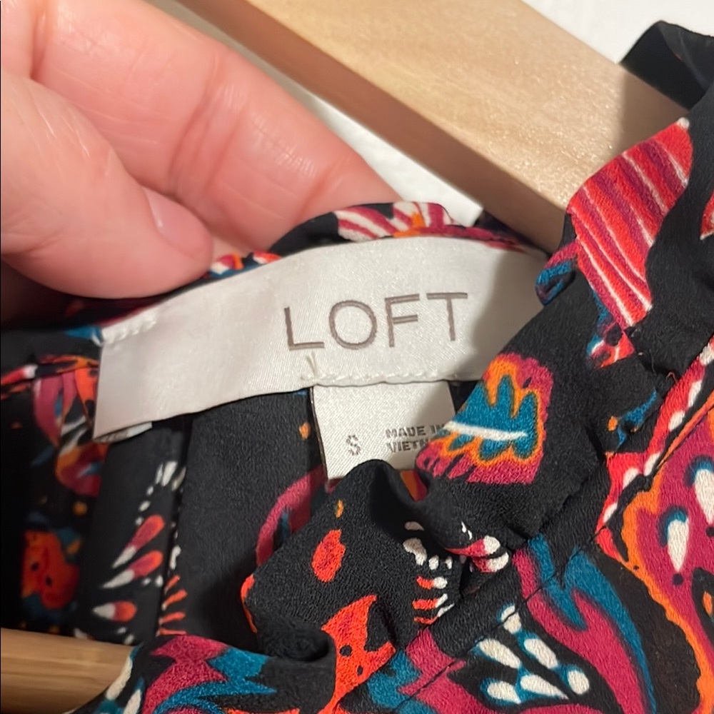 LOFT Size Small Floral Navy and Red Ruffled Sleeveless Peplum Blouse - Picture 3 of 6
